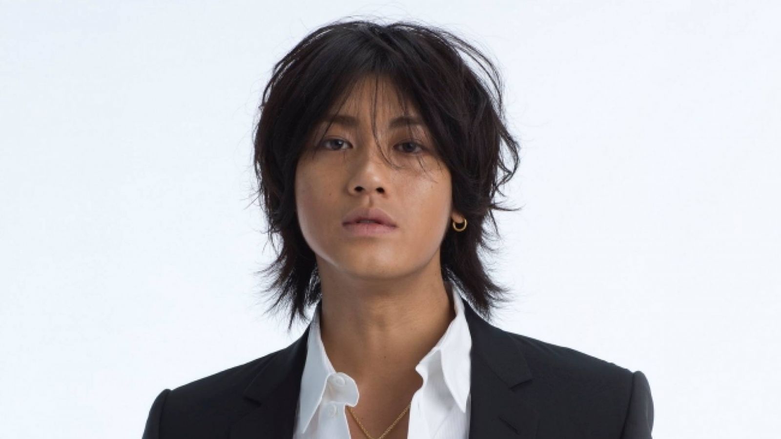 Jin Akanishi (ex-KAT-TUN) soolosinglellä © Johnny & Associates