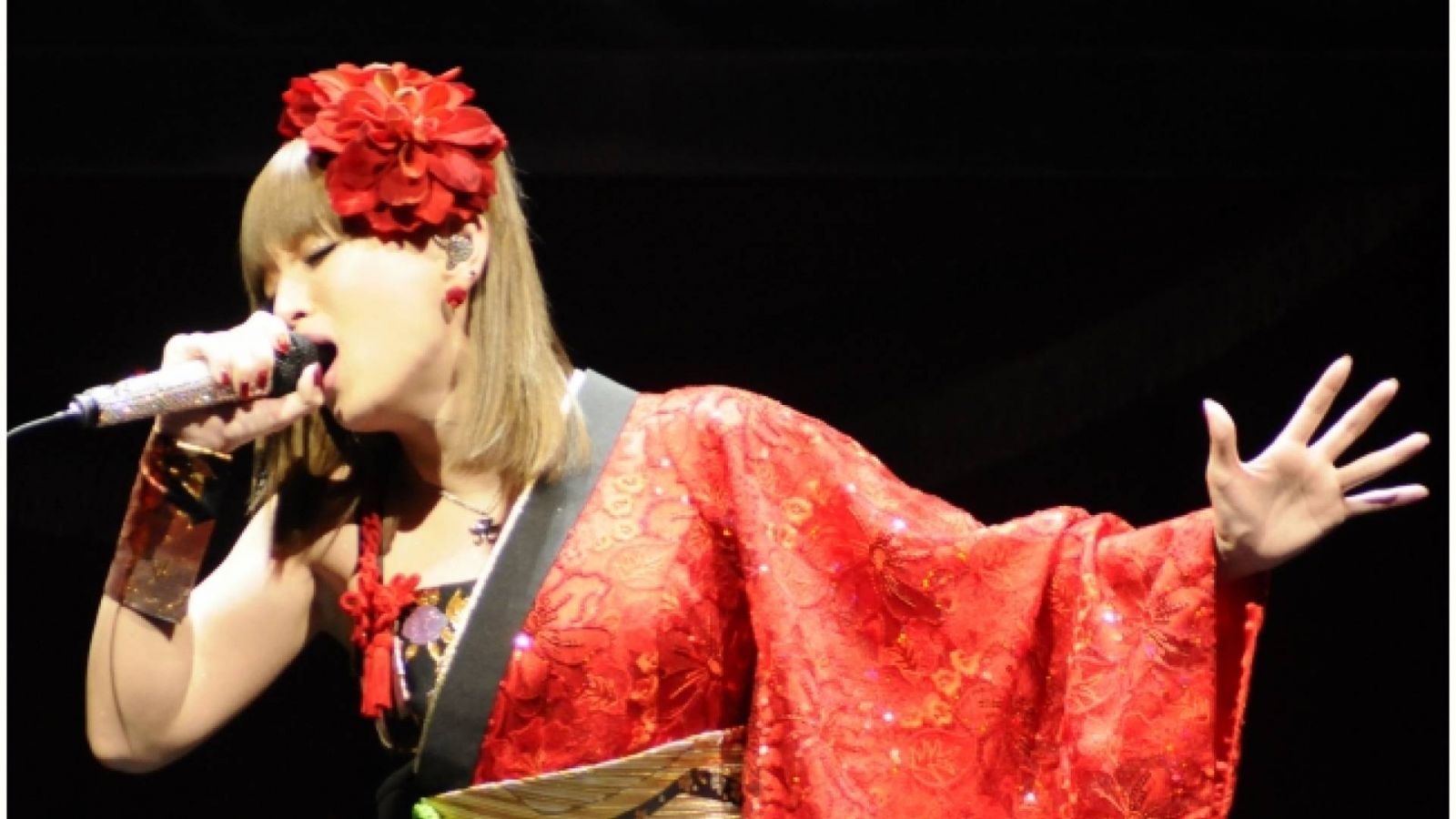 Hyväntekeväisyyttä: Ayumi Hamasakilta t-paita, suomalaisilta muusikoilta konsertti © Avex Entertainment Inc.