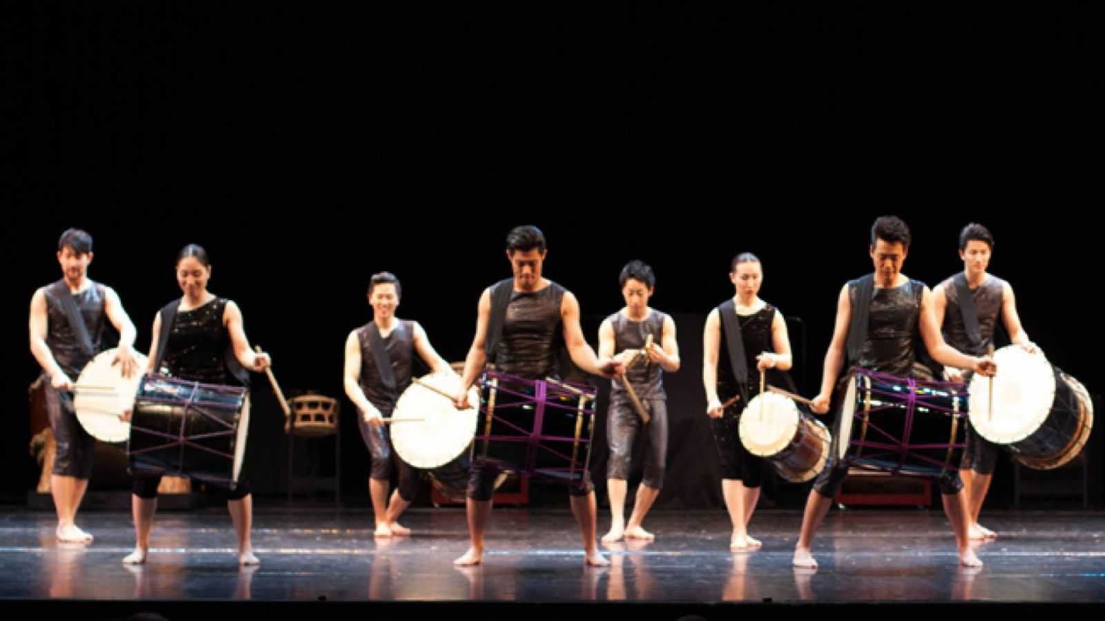 Taiko-rumpuryhmä Kodo esiintyy Savoy-teatterissa © Rin, JaME