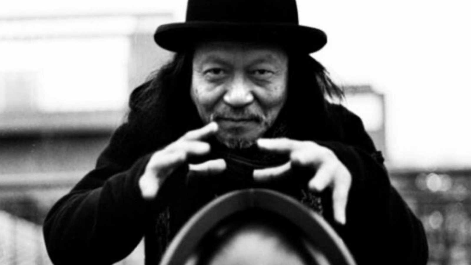 Rocklaulaja Damo Suzuki, 74, on kuollut – Grimm Grimm, Bo Ningen, Elijah Wood ja muut julkaisivat osanottonsa © Damo Suzuki. All rights reserved.